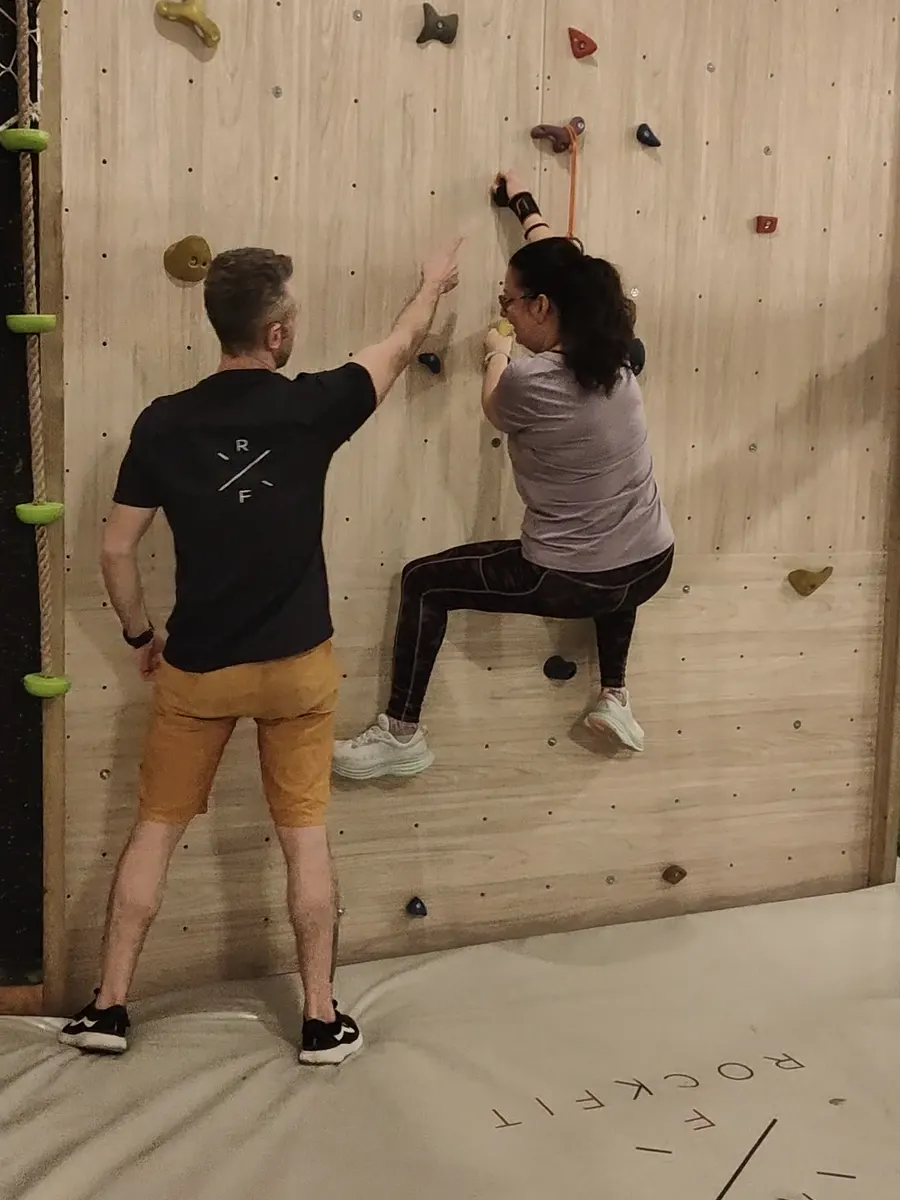 Entrenador Rockfit guiando a un cliente en sesión