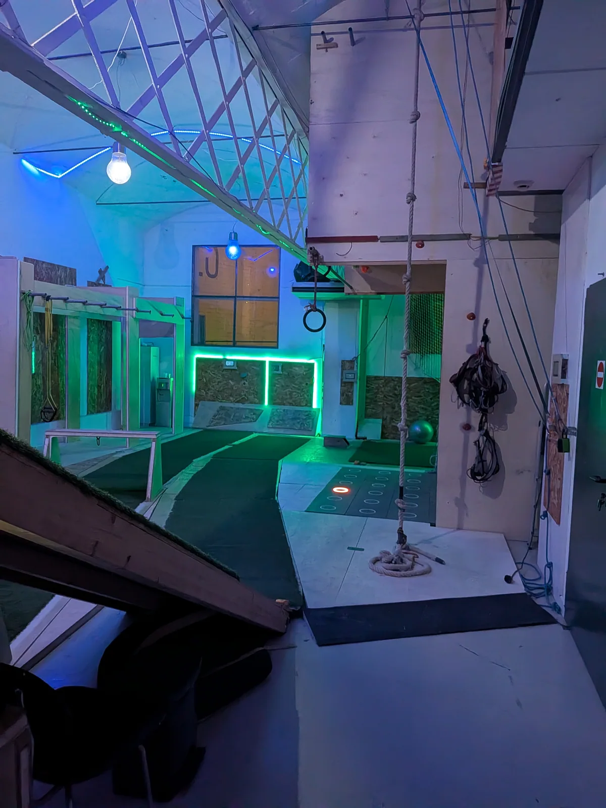Vista del centro Rockfit con iluminación azul y verde