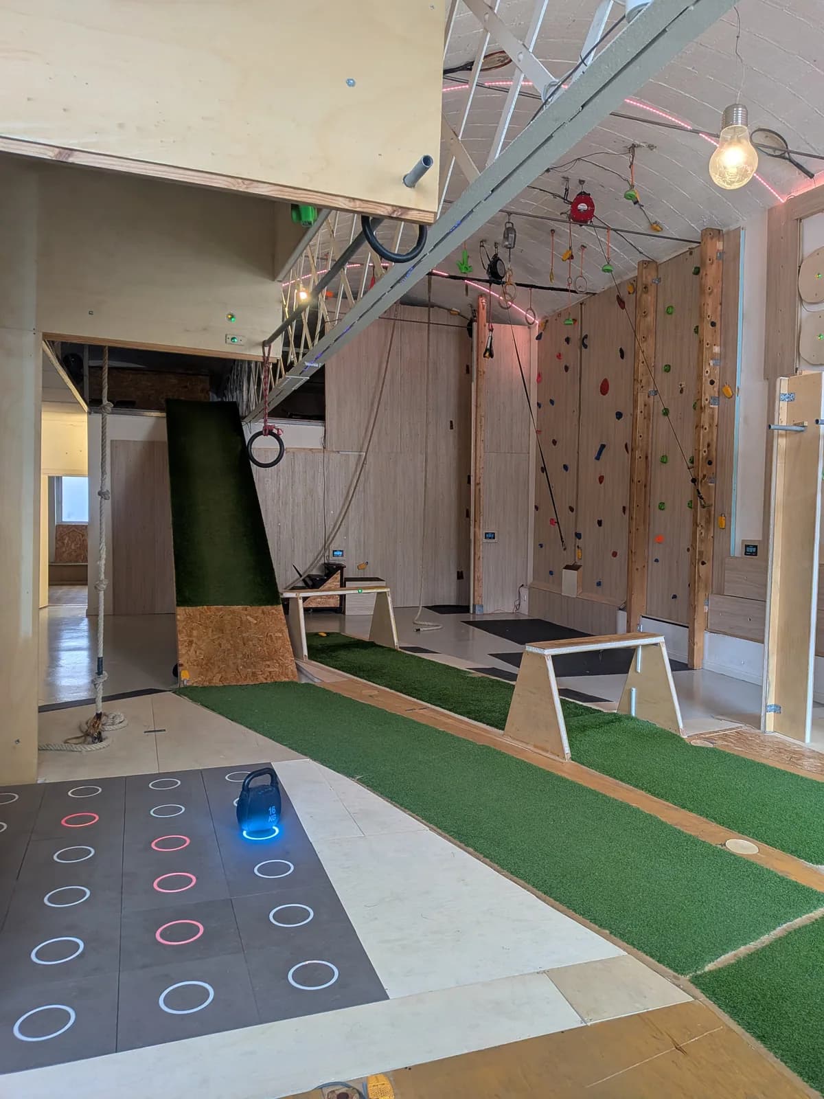 Vista opuesta del centro Rockfit con iluminación cálida